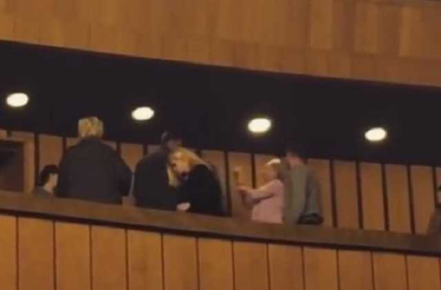 Беглянка, которая в театре ударила молотком бойца АТО, появилась дома