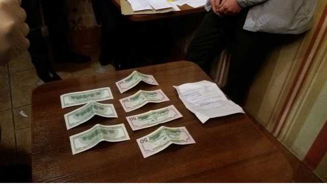 СБУ поймала на взятке в $1 тыс. таможенника аэропорта Запорожья