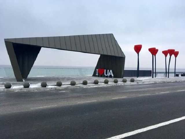 Майданчик за 9 мільйонів для селфі на черкаській дамбі