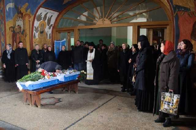 Отказ отпевать ребенка в Запорожье: у церкви УПЦ МП избили сочувствующих