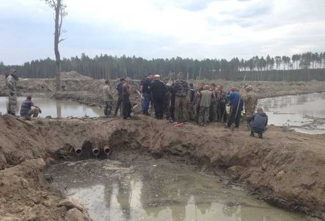 МВД крышует нелегальную добычу янтаря под Олевском, - блогер Казанский