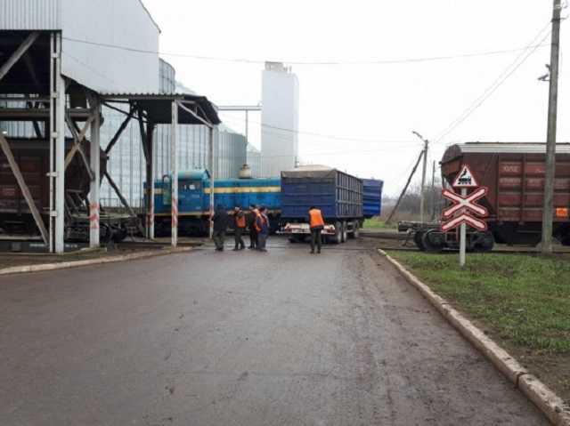 В Кропивницим грузовик протаранил движущийся поезд