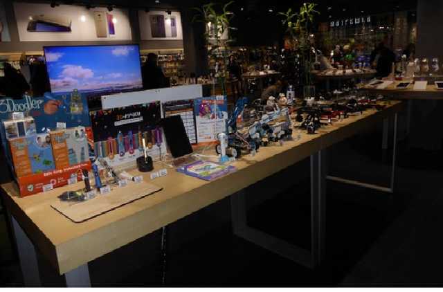 Из киевского магазина мужчина хотел украсть интерактивного робота