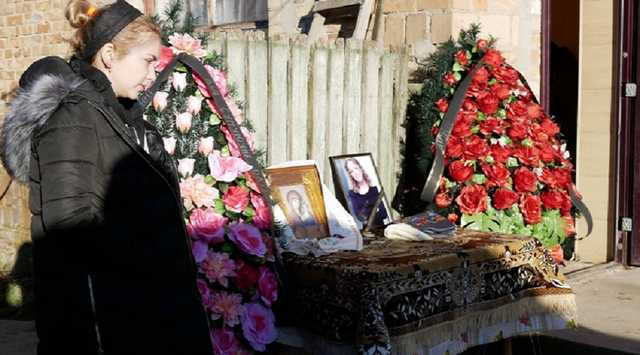 "За що убили моїх донечок?": Під Києвом попрощалися з вбитою правозахисницею Іриною Ноздровською