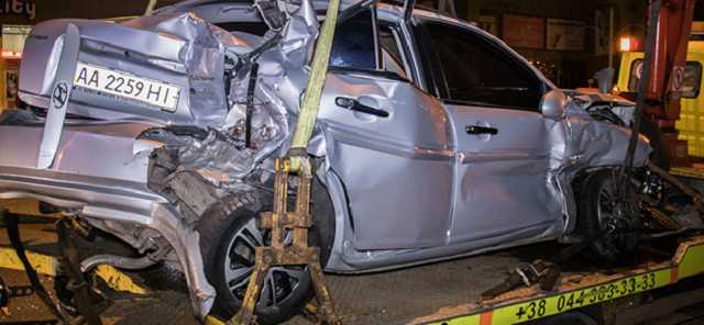 В Киеве на Харьковском шоссе три машины столкнулись из-за пьяных пешеходов