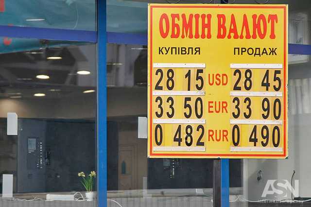 Курс долара вже підбирається до 29 гривень