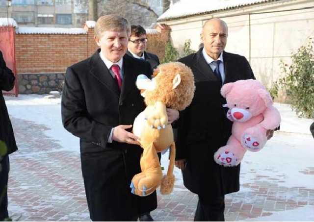 Подставил под санкции: Ахметов переписал свой бизнес в Крыму на композитора Крутого