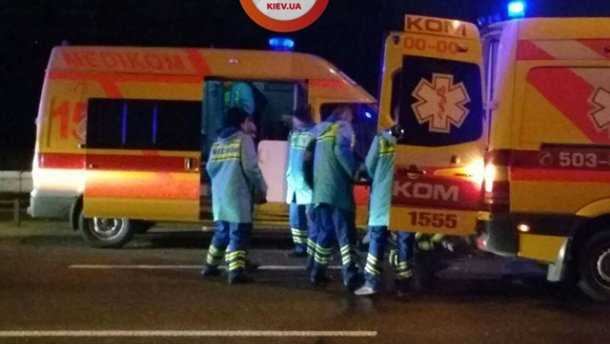 В Киеве "скорая" с ребенком в салоне въехала в легковушку: 5 пострадавших