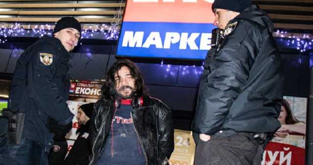 В Киеве музыкант пырнул ножом парня за кражу планшета