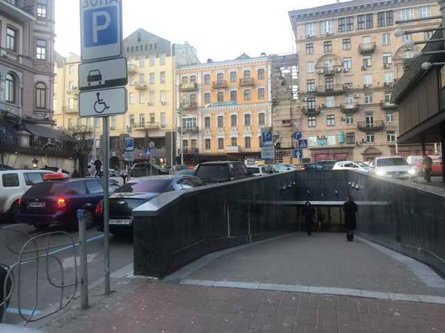 Проблем с парковкой в центре Киева нет. Фотофакт