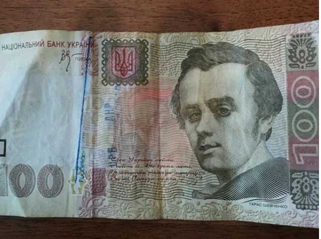 Гривня установила исторический антирекорд по отношению к евро и рублю