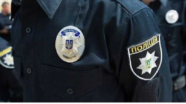 В Харькове задержали полицейского, который угрожал пистолетом охране магазина