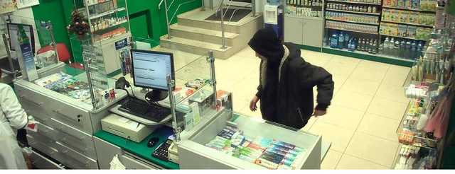 В Киеве посетители аптеки поймали вора, укравшего деньги на лечение ребенка