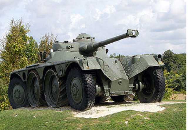 Появилось видео, как по оккупированной Керчи едет колонна российской бронетехники