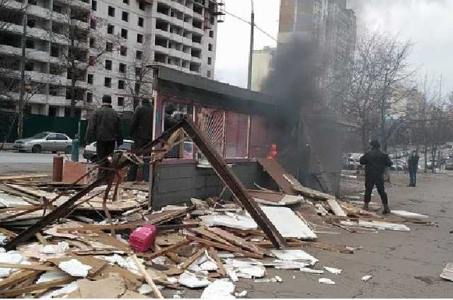 Знесення кіосків біля столичної станції метро "Житомирська" супроводжувався пожежею