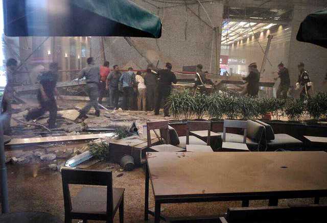 В здании фондовой биржи Индонезии рухнул балкон с десятками людей