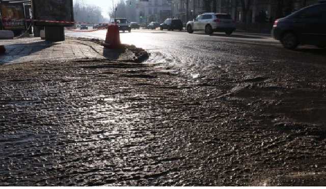 В центре Киева прорвало трубу: дорога превратилась в каток