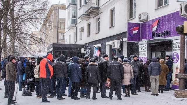 Отключение Vodafone: в оккупированном Донецке очереди за SIM-картами местного оператора, активизировались спекулянты