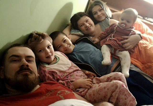 "В комнате стоят шесть гробов": в Украине кремировали и похоронили всю семью