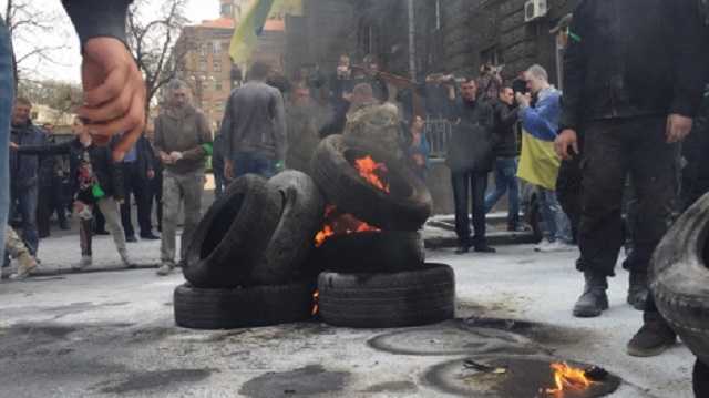 Под ВРУ в Киеве начались столкновения: горят шины