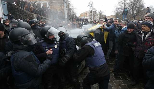 Митингующие под Радой применили слезоточивый газ и брусчатку против полиции