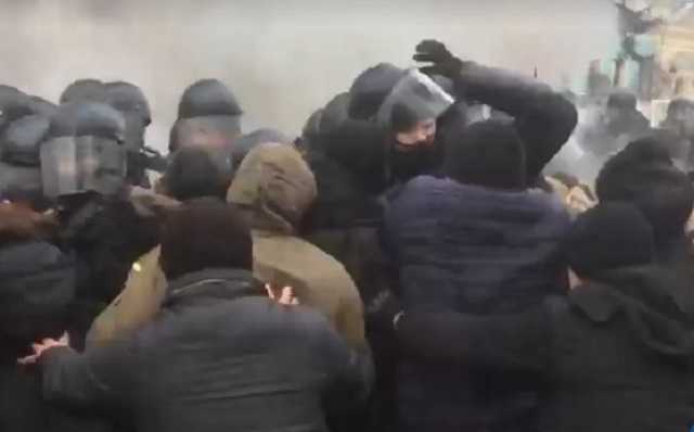 Полиция против активистов: 1 участника драки под ВР задержали, 1 силовик пострадал