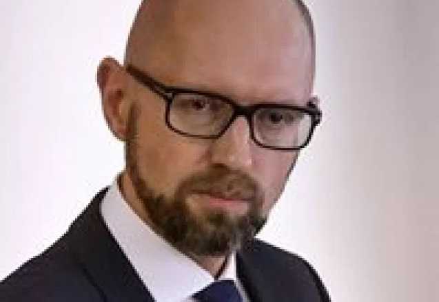 Яценюк решил покорить украинцев новым имиджем