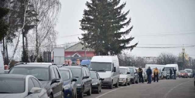 Под Львовом экс-силовики перекрыли приграничную трассу