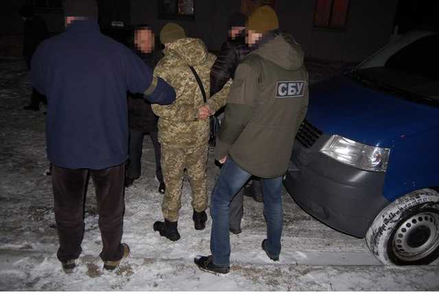 Офицер черниговских пограничников бросил взятку в снег