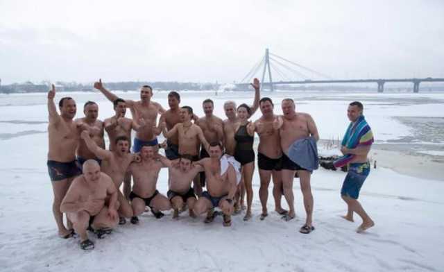 Политики массово выставляют фото с купания в проруби