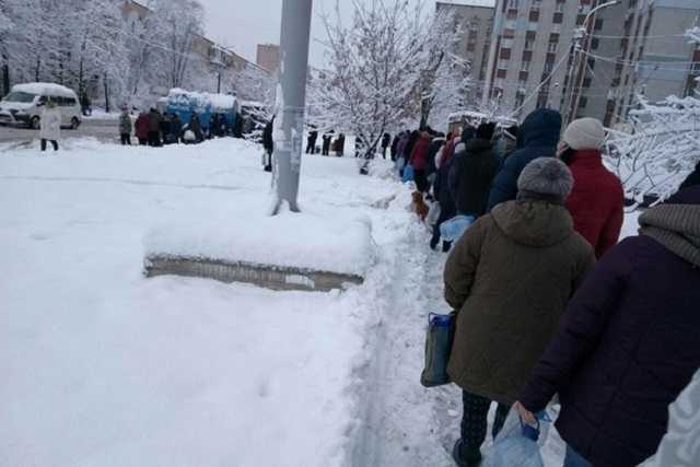 Жители Черкасс из-за паники за день скупили всю воду в супермаркетах