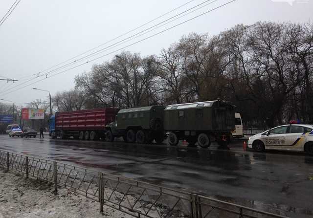 В Николаеве фура врезалась в колонну военной техники