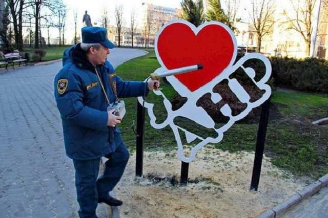 Сети развеселили "патриотичные" магнитики террористов из оккупированного Донецка