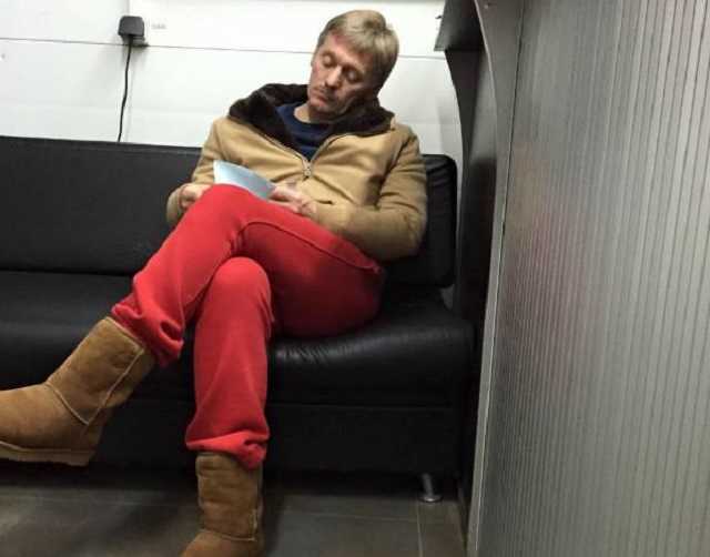"Бандеровский"? Песков взбесил россиян красными "шароварами"
