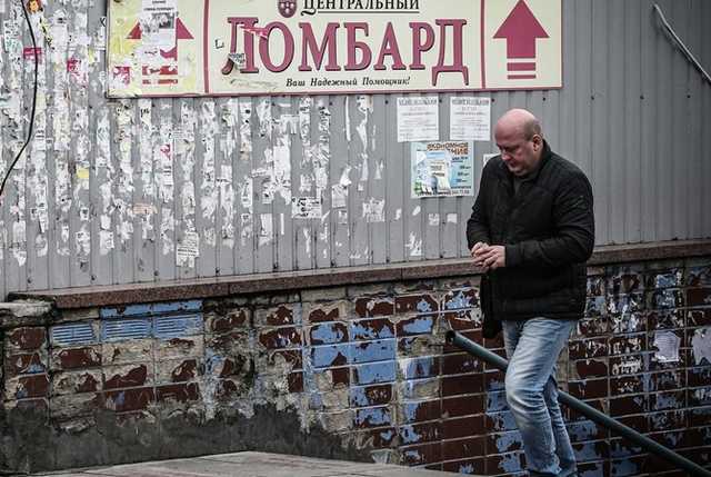 Полная нищета: украинцы закладывают в ломбардах последнее