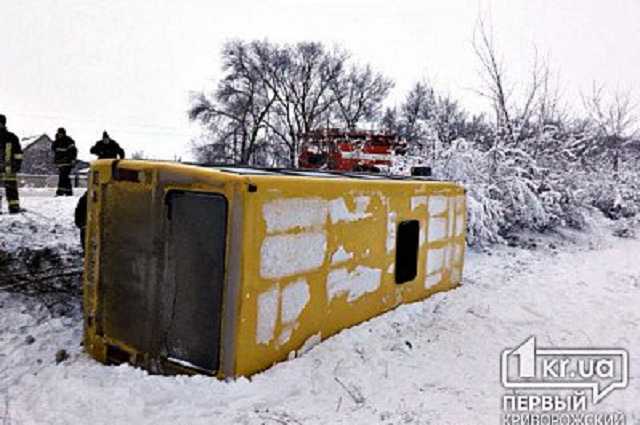 На трассе под Кривым Рогом перевернулся рейсовый автобус. Есть пострадавшие