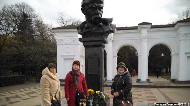 Крымчане в День Соборности Украины принесли цветы к памятнику Тарасу Шевченко