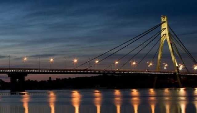 В Киеве ограничат движение по Московскому мосту