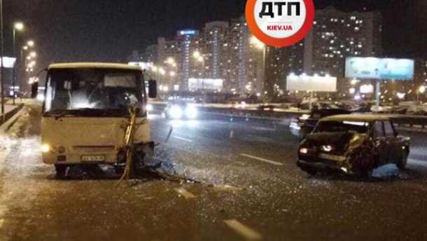 В Киеве маршрутка протаранила легковой автомобиль