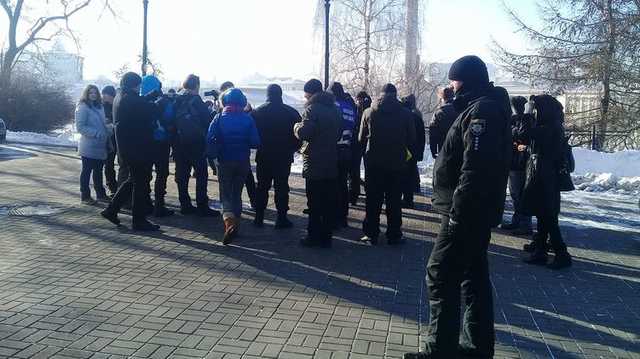 Под телеканалом ZIK собрались "порохоботы"