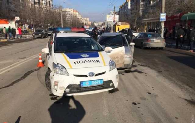 Вооруженные грабители напали на патрульных во время задержания в Одессе