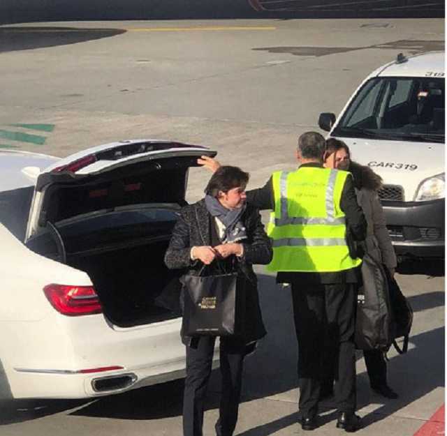 Бизнес-классом и с VIP-сервисом. Министр культуры Украины слетал в Цюрих с двумя женщинами