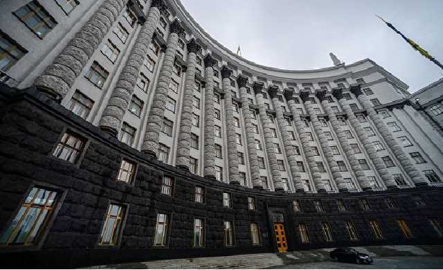 Справедливость по-украински: чиновники поднимают себе зарплаты втрое