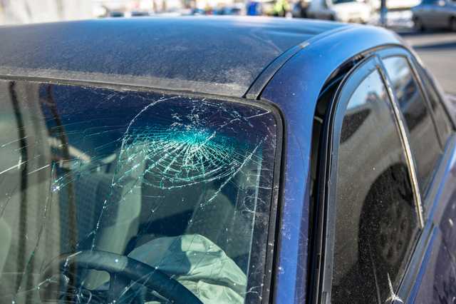 В Киеве водитель Mazda разбил голову, влетев на высокой скорости в Lanos