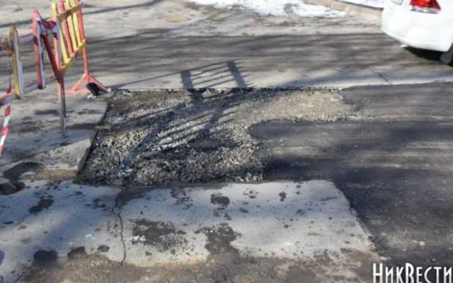 В Николаеве при морозе -7 градусов укладывают асфальт