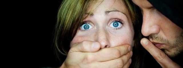 В Киеве извращенец в спортивках охотится на девушек