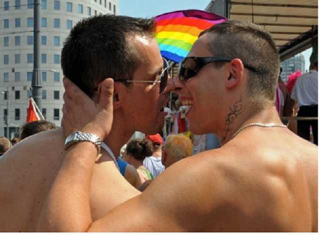 В России впервые признали однополый брак между мужчинами