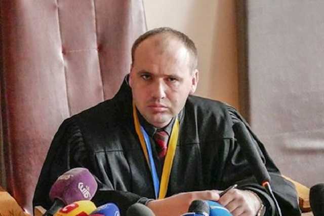 Пил прямо на работе: скандального судью проверят на "алкоголизм"