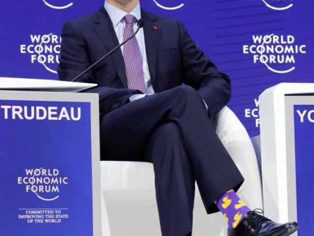 Премьер Канады приехал в Давос в «новых» носках: опубликованы фото