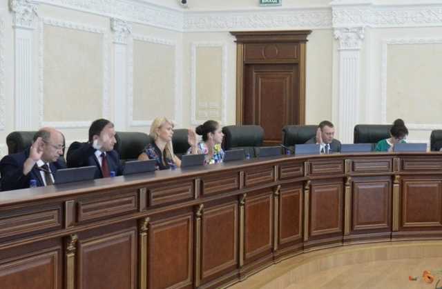 Чиновники использовали бюджетные средства и коммунальную газету для влияния на судью